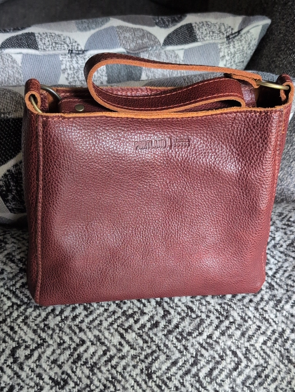 Portland Leather Nutmeg Triangle Shoulder Bag Classic Size EUC - Picture 2 of 16